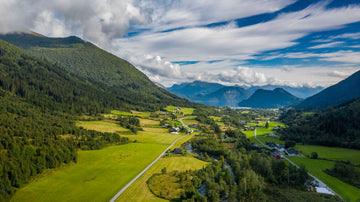 Luftaufnahme der Frühlingslandschaft in Romsdal