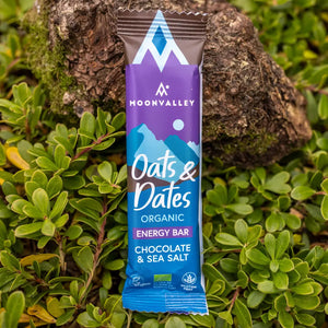 Moonvalley Bio-Energieriegel mit Schokolade und Meersalz, fotografiert in einer natürlichen Outdoor-Umgebung.