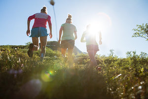 D'Moonvalley-Mitgründerinne laufe zäme dur d'Bärge und gnüsse d'Natur während eme Trailrun.