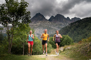 Die Moonvalley Gründerinnen beim Trailrunning in den norwegischen Bergen – Inspiration aus der Natur für biologische Sporternährung.